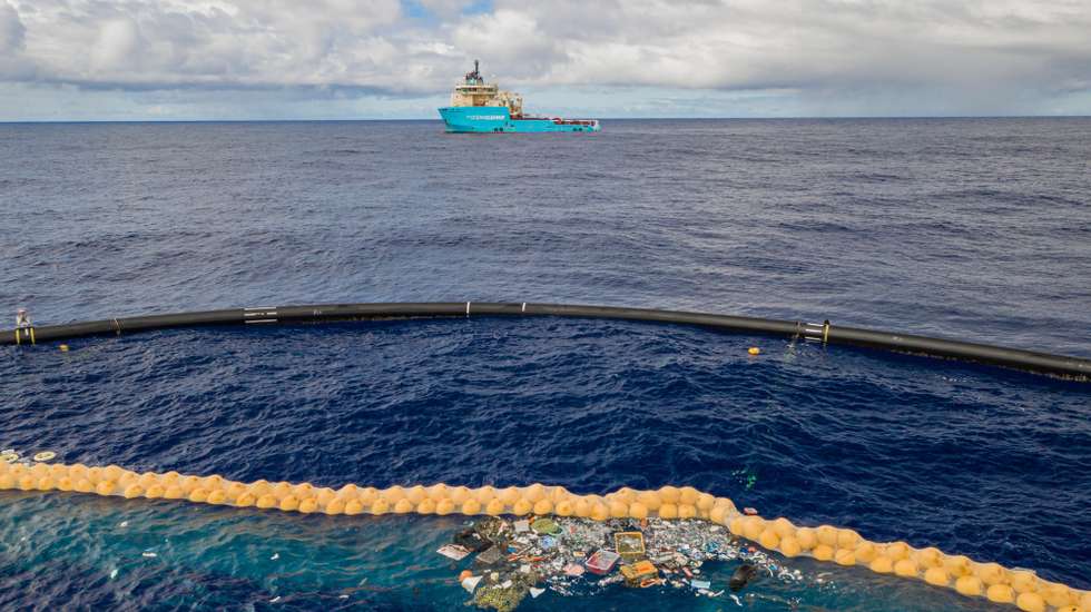 epa07892090 A handout photo made available by The Ocean Cleanup shows the company's ocean cleanup prototype System 001/B capturing plastic debris in the Great Pacific Garbage Patch, in the Pacific Ocean, 30 September 2019 (issued 03 October 2019). The self-contained system uses natural currents of the sea to passively collect plastic debris in an effort to reduce waste in the ocean. According to the Ocean Cleanup, the system is even able to filter microplastics as small as 1mm.  EPA/THE OCEAN CLEANUP HANDOUT  HANDOUT EDITORIAL USE ONLY/NO SALES