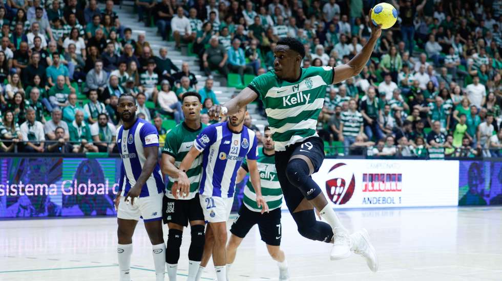 O jogador do Sporting, Mamadou Gassama (D), durante o jogo contra a equipa do FC Porto, da fase final do campeonato nacional de andebol, disputado no Pavilhão João Rocha, em Lisboa, 25 de maio de 2024. ANTÓNIO PEDRO SANTOS/LUSA