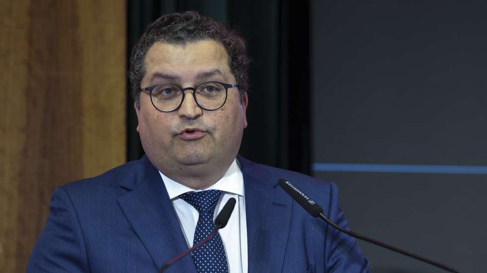 O ministro das Finanças, Joaquim Miranda Sarmento, intervém durante a Palestra Magna do 9.º Congresso Luso-Brasileiro de Auditores Fiscais, organizado pela APIT – Associação Sindical dos Profissionais da Inspeção Tributária e pela Law Academy - de Portugal – e pelas Febrafite e Unafisco Nacional – do Brasil. Dedicado ao tema “Um sistema fiscal global e inclusivo, promotor de justiça social e do crescimento económico sustentável”, na Universidade de Coimbra, 16 de junho de 2025. PAULO NOVAIS/LUSA
