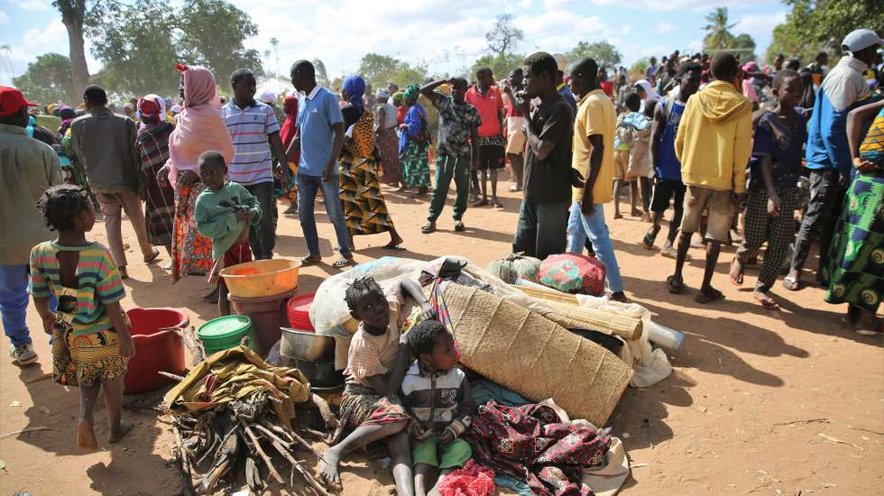Cerca de 1.900 famílias deslocadas, fugidas de ataques armados em aldeias de Chiúre, estão acomodadas na Escola Primária Completa dos Coqueiros, Cabo Delgado, Moçambique, 29 de julho de 2025. Moçambique tem sofrido, nos últimos tempos, ataques, sobretudo na província de Cabo Delgado, no norte do país, rica em gás e que enfrenta desde 2017 uma rebelião armada, que já provocou milhares de mortos e uma crise humanitária, com mais de um milhão de pessoas deslocadas. (ACOMPANHA TEXTO)  LUÍSA NHANTUMBO/LUSA