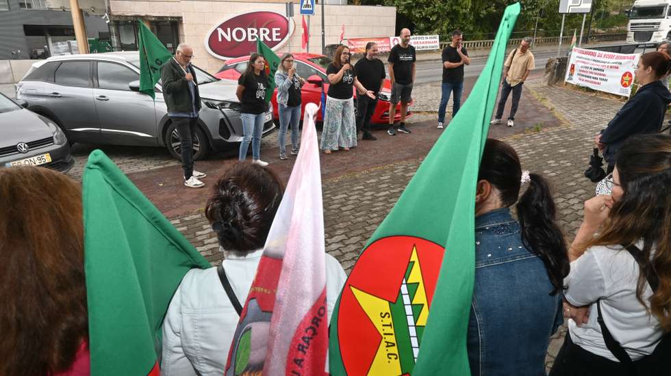 Cerca de meia centena de trabalhadores concentraram-se em frente à empresa Nobre, numa acção de greve de 24 horas convocada pelo Sindicato dos Trabalhadores da Agricultura e das Indústrias da Alimentação, Bebidas e Tabaco de Portugal (SINTAB), em protesto pela falta de vontade da empresa para negociar o caderno reivindicativo dos trabalhadores, bem como a proposta "medíocre" apresentada, Rio Maior, 11 de julho de 2025.  CARLOS BARROSO/LUSA