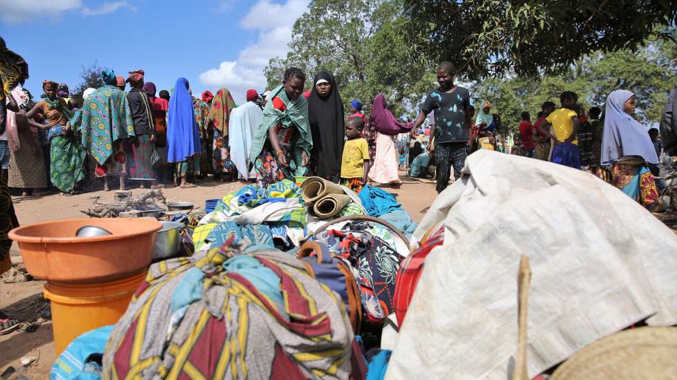 Cerca de 1.900 famílias deslocadas, fugidas de ataques armados em aldeias de Chiúre, estão acomodadas na Escola Primária Completa dos Coqueiros, Cabo Delgado, Moçambique, 29 de julho de 2025. Moçambique tem sofrido, nos últimos tempos, ataques, sobretudo na província de Cabo Delgado, no norte do país, rica em gás e que enfrenta desde 2017 uma rebelião armada, que já provocou milhares de mortos e uma crise humanitária, com mais de um milhão de pessoas deslocadas. (ACOMPANHA TEXTO)  LUÍSA NHANTUMBO/LUSA