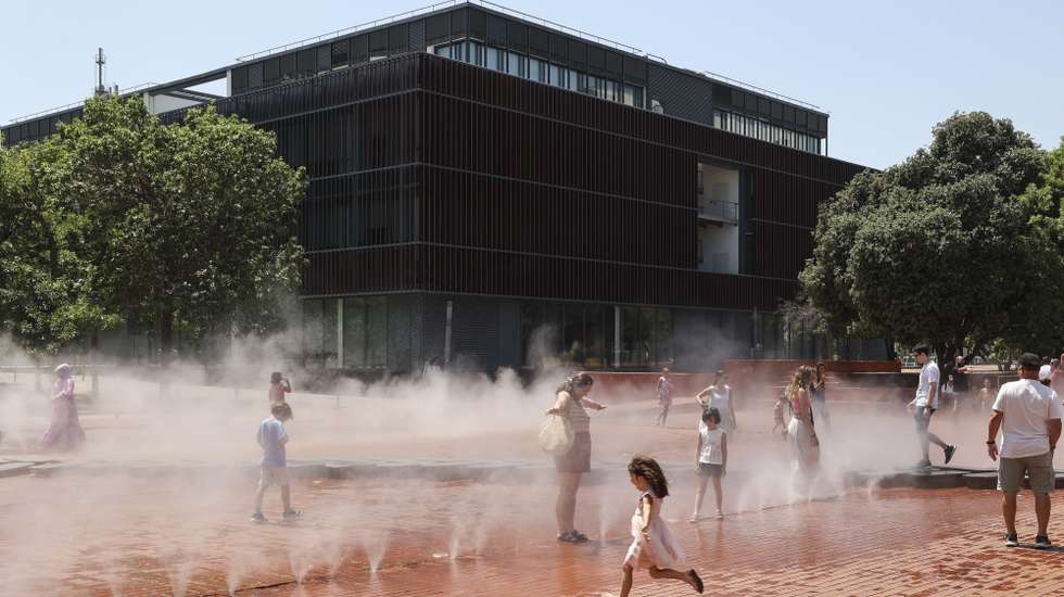 Crianças brincam numa fonte na Expo em Lisboa devido ao calor