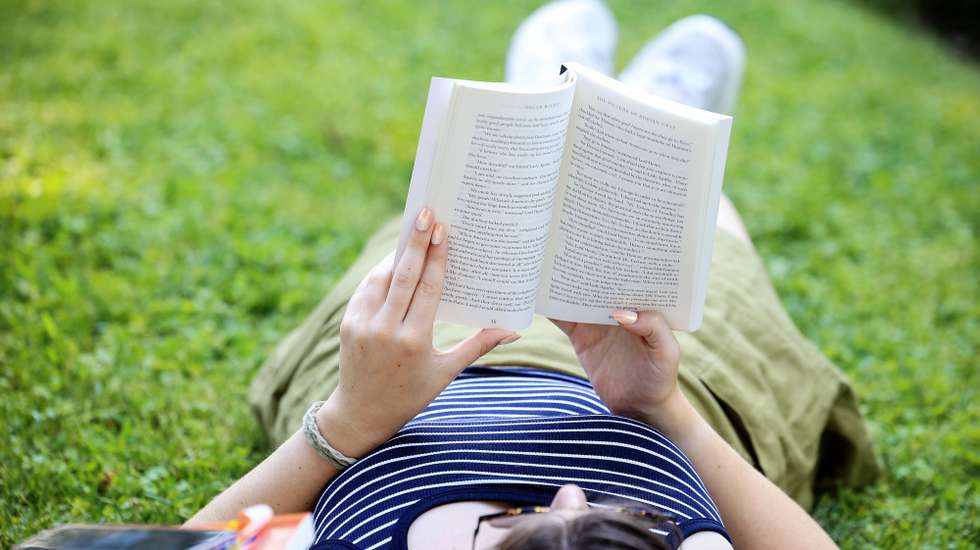Visitantes da 12.ª edição da Feira do Livro do Porto nos jardins do Palácio de Cristal, Porto, 22 de agosto de 2025. Fundada em 1930, a Feira do Livro do Porto é desde 2016 organizada pela autarquia local. JOSÉ COELHO/LUSA