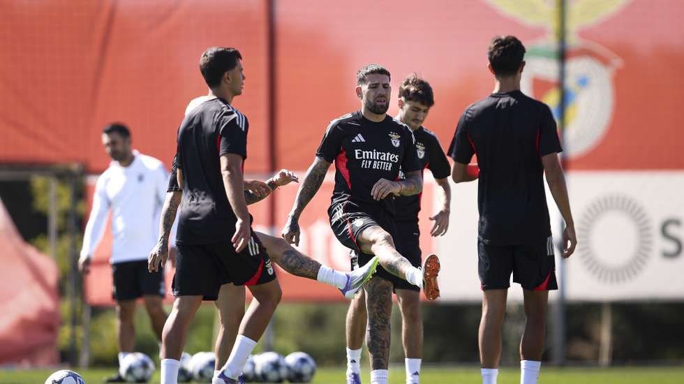epa12379756 Benfica player Nicolas Otamendi (C) attends a training session at Benfica Campus in Seixal, Portugal, 15 September 2025. SL Benfica will face Qarabag FK in the UEFA Champions League league phase on 16 September.  EPA/FILIPE AMORIM