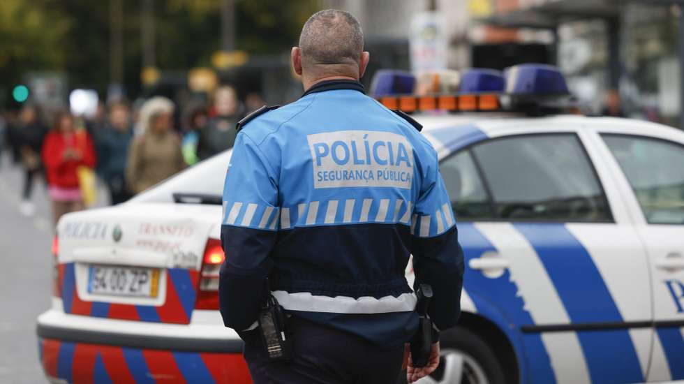 Um agente da Polícia de Sgurança Pública (PSP), patrulha a Praça do Rossio, em Lisboa, 26 de outubro de 2024. Forças de segurança. Agentes de autoridade. Baixa pombalina. ANTÓNIO PEDRO SANTOS/LUSA