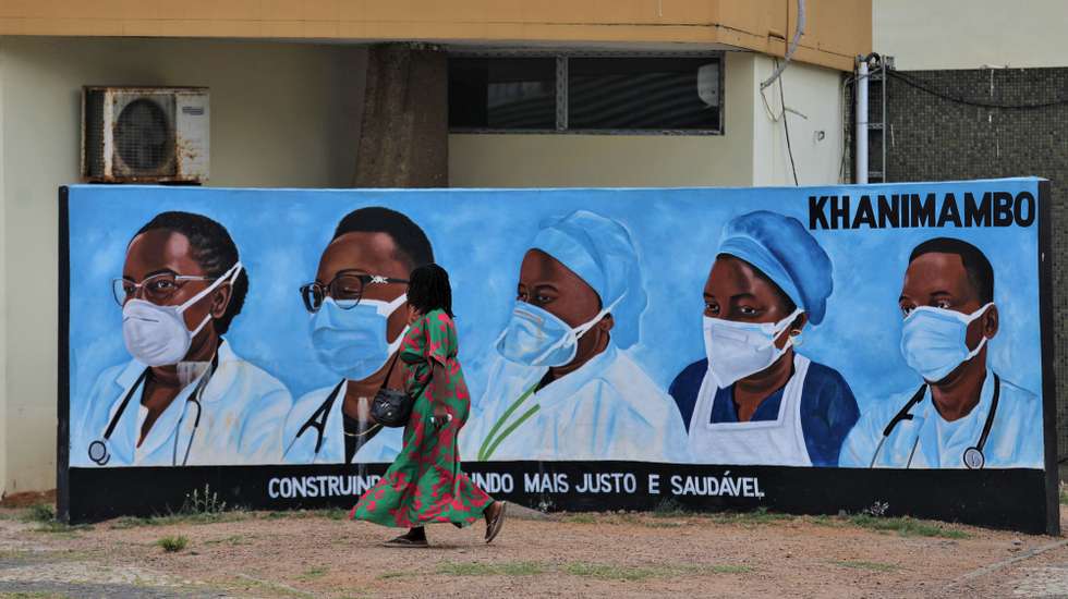 Três anos depois do fim da obrigatoriedade do uso de máscaras em Moçambique, dezenas ainda fazem do Hospital Central de Maputo (HCM) local de negócio, alimentando sonhos e famílias, mesmo oferecendo-as a quem não tem como pagar, Maputo, Moçambique, 19 de setembro de 2025. (ACOMPANHA TEXTO DA LUSA DO DIA 29 DE SETEMBRO DE 2025) LUÍSA NHANTUMBO/LUSA