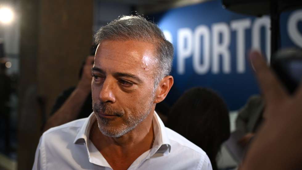 O candidato da coligação PSD/IL/CDS à Câmara Municipal do Porto, Pedro Duarte, à chegada à sede de campanha para acompanhar a noite eleitoral das eleições Autárquicas 2025, no Porto, 12 de outubro de 2025. Decorrem este domingo as eleições autárquicas em Portugal onde mais de 9,3 milhões de eleitores podem votar. Os eleitores vão escolher os órgãos dirigentes das 308 Câmaras Municipais, 308 Assembleias Municipais e 3.221 Assembleias de Freguesia, pelo que há três boletins de voto. FERNANDO VELUDO/LUSA