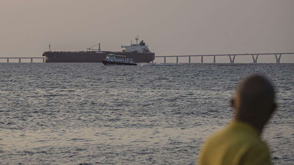epa12598845 An oil tanker is seen from the Lake Maracaibo boardwalk in Maracaibo, Venezuela, 17 December 2025. The state oil company Petroleos de Venezuela (PDVSA) says exports of crude oil and its derivatives are proceeding normally after the United States ordered a total blockade of all sanctioned oil tankers entering and leaving the country.  EPA/Henry Chirinos