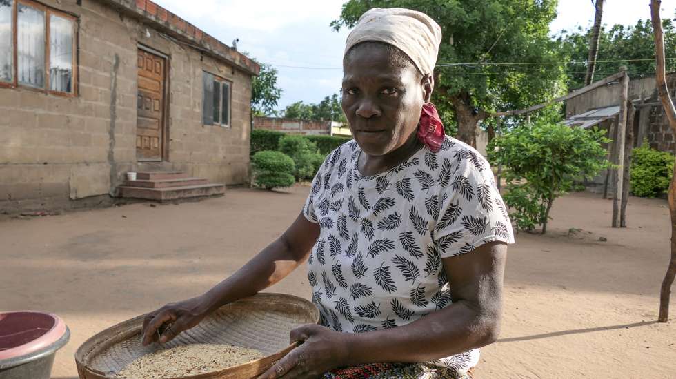 Mulher prepara feijão para fazer pasteis, conhecidos como ‘badjias’, em Maputo, Moçambique, 24 de novembro de 2025. Mulheres na Manhiça vendem ‘badjias’, pasteis de feijão, para ‘fazer dinheiro no Natal’, em bancas improvisadas que resistiram aos protestos pós-eleitorais, num negócio que alimenta famílias que fogem ao desemprego naquele distrito da província de Maputo. (ACOMPANHA TEXTO DA LUSA DO DIA 23 DE DEZEMBRO DE 2025). VIRIATO SIMBINE/LUSA