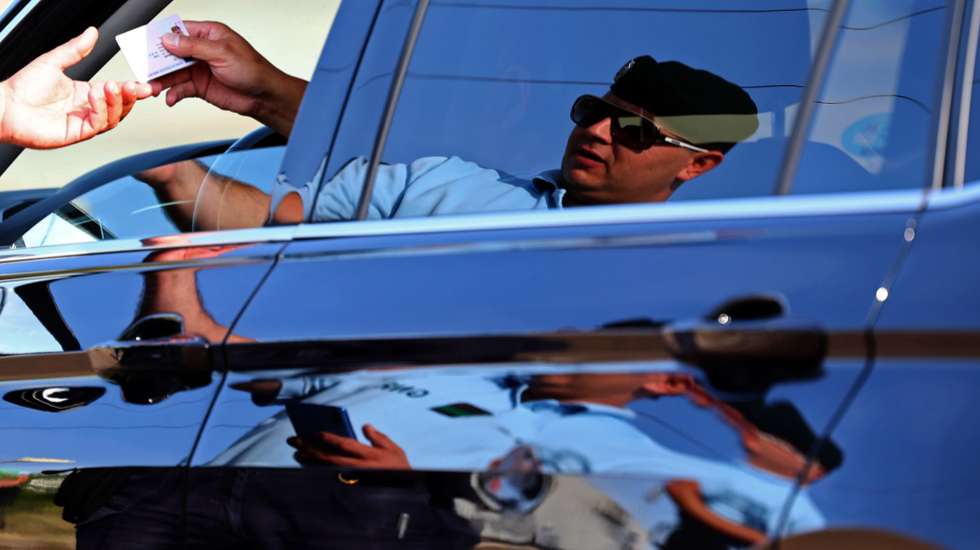 Militares da Guarda Nacional Republicana (GNR) dedicados ao controlo de fronteiras , procedem à  identificação seletiva de condutores de ligeiros à entrada para Portugal na fronteira do Caia (Elvas). Estas ações iniciaram às 00.00 de hoje nos 21 pontos de passagem autorizados na fronteira terrestre nacional, devido às Jornadas Mundiais da Juventude, que decorrerão no início do mês de agosto. Elvas, 22 de julho de 2023. NUNO VEIGA/LUSA