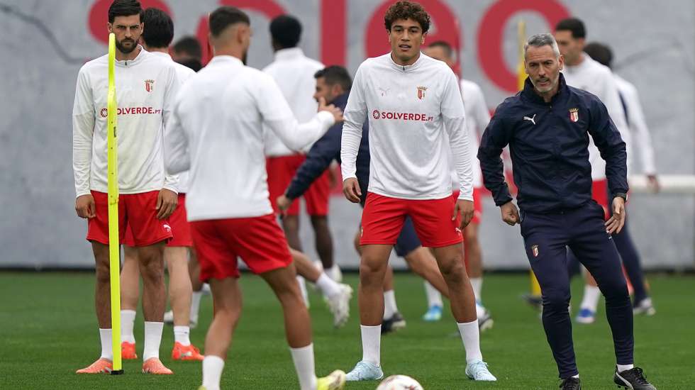 Sporting de Braga head coach Carlos Vicens (R) leads a training session, in Braga, north of Portugal, 7 April  2026. Sporting de Braga will play against Real Betis for the UEFA Europa League, in Braga on 8 April. HUGO DELGADO/LUSA