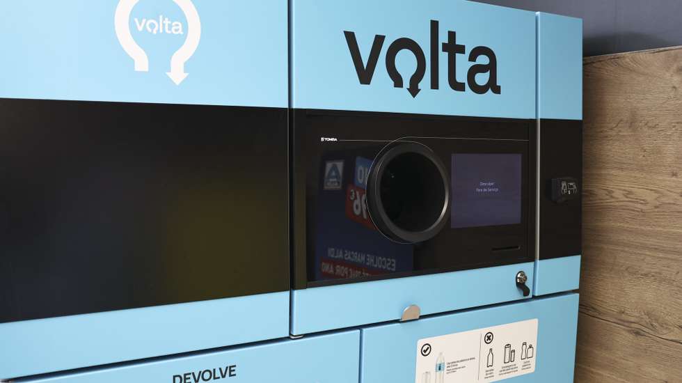 Máquina automática "Volta" de recolha de embalagens de bebidas não reutilizáveis, como garrafas e latas, em plástico, metal ou alumínio, para reciclagem, do novo Sistema de Depósito e Reembolso (SDR), que o Governo encara como dos maiores projetos ambientais de Portugal e que entra em funcionamento a partir do dia 10 de abril, em Lisboa, 08 de abril de 2026. ANTÓNIO COTRIM/LUSA