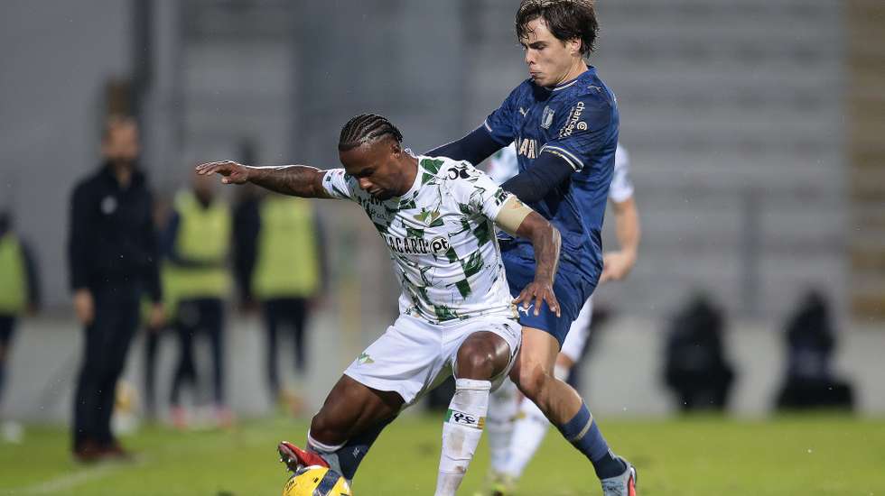 O jogador do Moreirense, Maracás (E), disputa a bola com o jogador do Famalicão, Gustavo Sá, durante o jogo I Liga de Futebol realizado no Estádio Comendador Joaquim de Almeida Freitas, Moreira de Cónegos, 29 Novembro 2025. MANUEL FERNANDO ARAUJO/LUSA