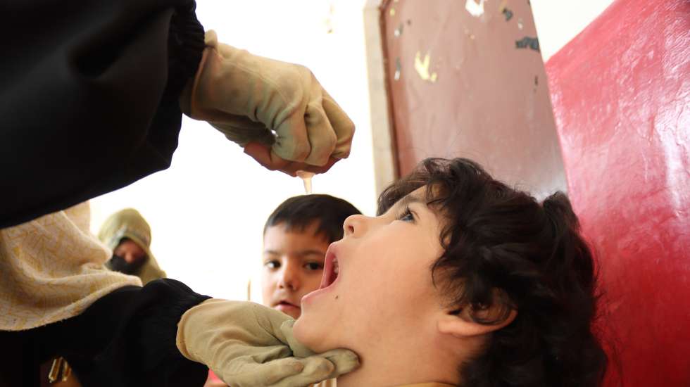 epa12891955 A health worker administers polio vaccines to a child during a campaign in Quetta, Pakistan, 15 April 2026. Pakistan launched a nationwide anti-polio campaign targeting over 45 million children amid security concerns after a deadly attack on police in Khyber Pakhtunkhwa. With one case reported in 2026, authorities intensify efforts to eradicate the virus despite persistent threats.  EPA/FAYYAZ AHMAD
