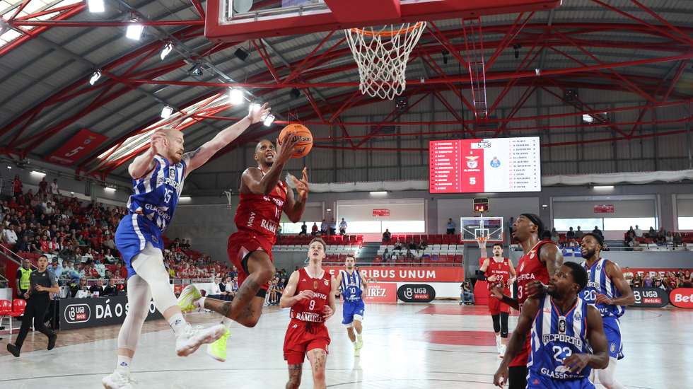 O jogador do SL Benfica, Betinho Gomes (2-E), disputa a bola com o Jogador do FC Porto, Tanner Omild (E), durante o jogo da 4.ª jornada da Liga de Basquetebol, entre as equipas do SL Benfica vs FC Porto, disputado no Pavilhão da Luz, em Lisboa, 02 de novembro de 2024. ANTÓNIO COTRIM/LUSA