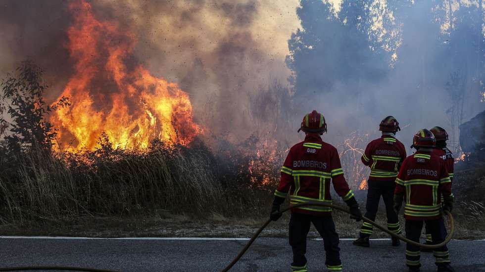 Bombeiros durante o combate ao incêndio florestal que desde a madrugada consome floresta em Carvalhal de Vermilhas, Vouzela, 2 de julho de 2026. O Governo decretou situação de alerta, que vai vigorar das 00:00 de sexta-feira às 23:59 de segunda-feira, devido ao "significativo agravamento do risco de incêndios rurais". PAULO NOVAIS/LUSA