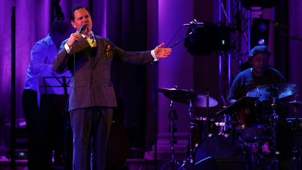 epa06658024 US singer Kurt Elling performs during the 'Jazz a Carthage' jazz festival in Tunis, Tunisia, on 09 April 2018. The Carthage Jazz Festival, launched in 2005, draws some of the most famous names in jazz from around the world. The festival runs from 06 to 15 April.  EPA/MOHAMED MESSARA