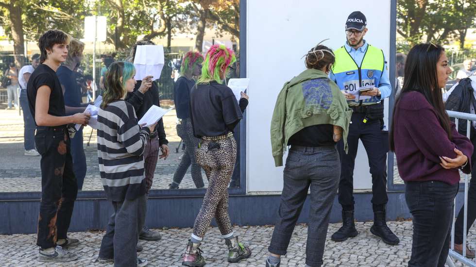 Manifestantes detidos pelas forças policiais na madrugada de domingo durante as ações de contestação pelo direito à habitação, à chegada para serem ouvidos no Campus da Justiça, em Lisboa, 26 de outubro de 2026. ANTÓNIO PEDRO SANTOS/LUSA