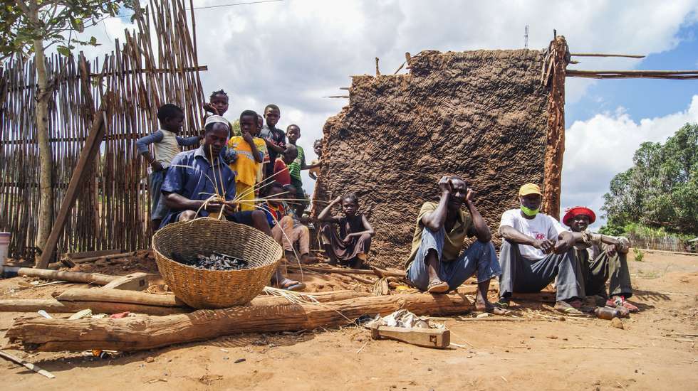 Comunidades que regressaram à aldeia 19 de outubro, atacada por grupos armados em Quissanga, Cabo Delgado, Moçambique, 21 de agosto de 2021. As vilas e aldeias devastadas por rebeldes nos distritos de Quissanga e Macomia têm as marcas do terror estampadas em cada esquina e, entre ruínas, ensaia-se a reconstrução, mas o trauma é grande e paira ainda o medo entre as comunidades (ACOMPANHA TEXTO DO DIA 23 DE AGOSTO DE 2021). LUÍSA NHANTUMBO/LUSA