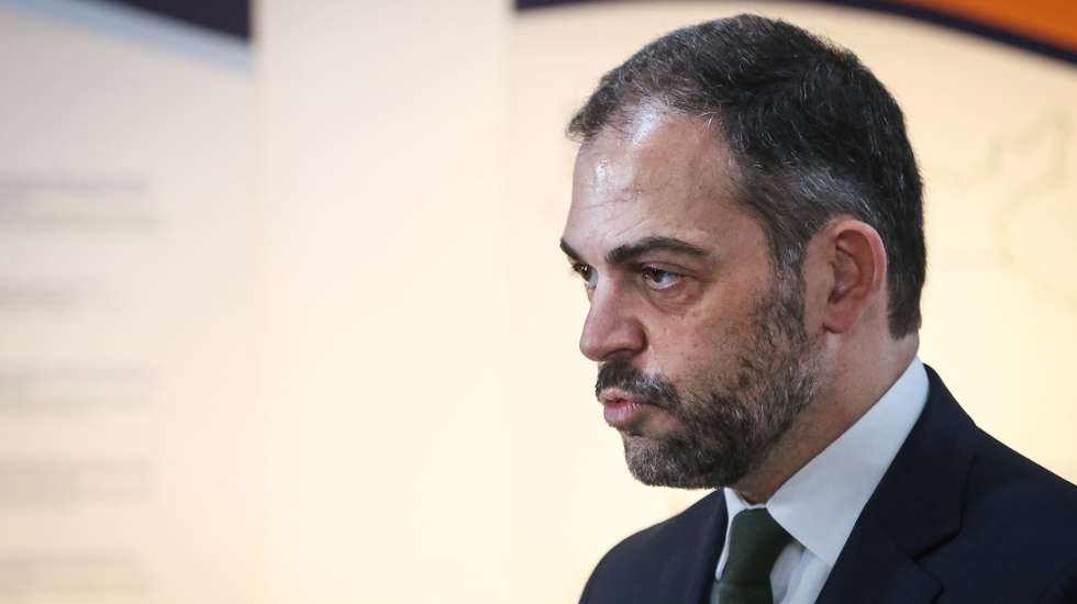 O ministro do Ambiente, Duarte Cordeiro, discursa durante a cerimónia de assinatura dos contratos no âmbito do Programa de Apoio à Produção de Hidrogénio Renovável e outros Gases Renováveis do Plano de Recuperação e Resiliência (PRR) em Movimento, em Lisboa, 15 de fevereiro de 2023. RODRIGO ANTUNES/LUSA