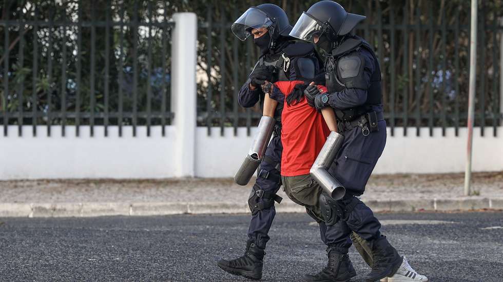 Elementos da Unidade Especial de Polícia (UEP) da Polícia de Segurança Pública (PSP) detêm um ativista que se tinha prendido ao portão das instalações onde se vai realizar a reunião do Conselho de Ministros num protesto promovido pelo movimento coletivo de estudantes "greve climática estudantil". O movimente luta pela justiça climática e querem 100% energia renovável até 2025, 14 de setembro de 2023. MIGUEL A. LOPES / LUSA