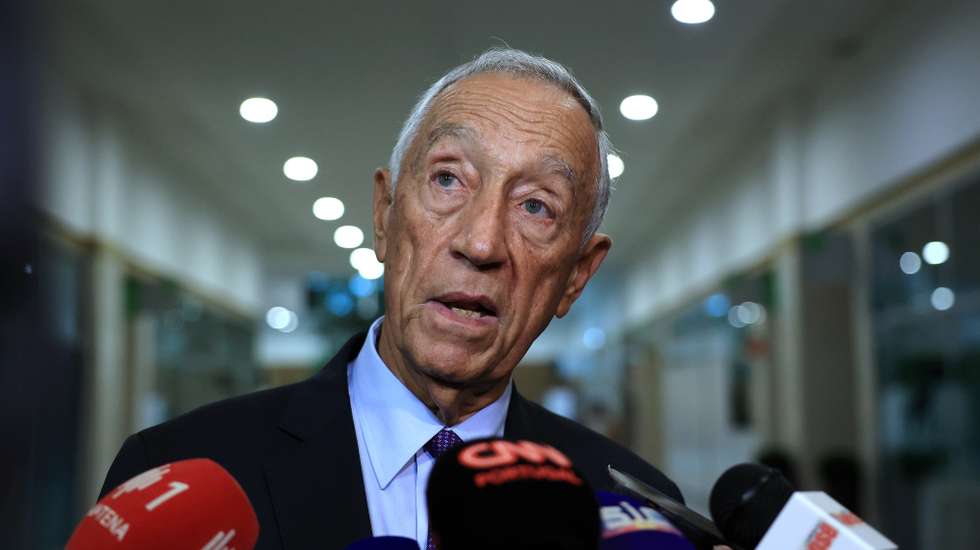 O Presidente da República, Marcelo Rebelo de Sousa, fala com a comunicação social durante a sessão de encerramento do VI Encontro de Cuidadores Informais, em Grijó, Vila Nova de Gaia, 05 de novembro de 2024. ESTELA SILVA/LUSA