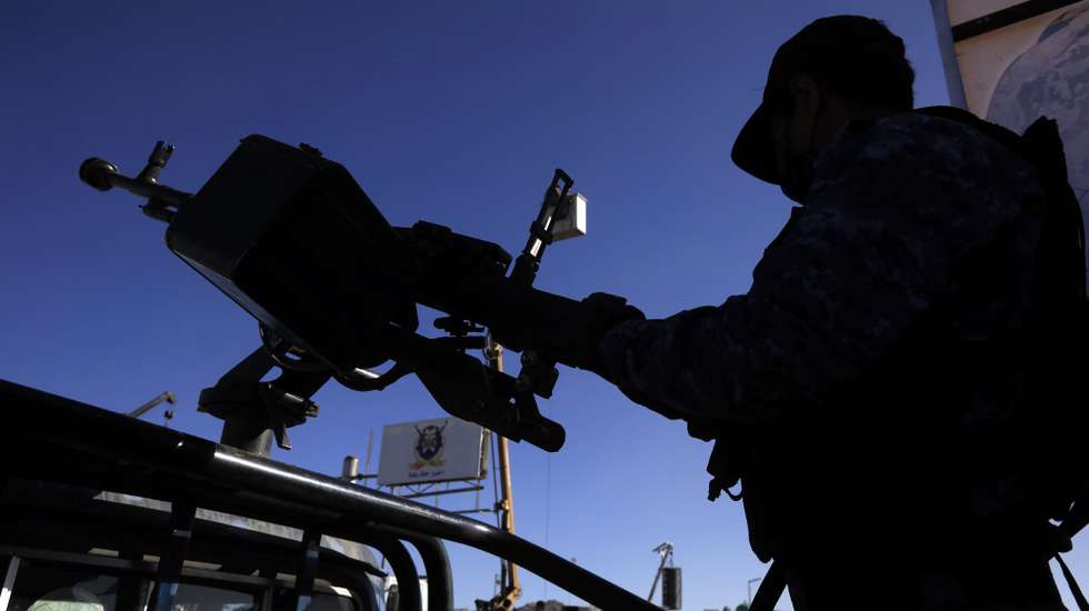 epa11831562 A Houthi soldier mans a machine gun on a vehicle while on patrol during a pro-Palestinian rally following the Israel-Hamas ceasefire deal, in Sana'a, Yemen, 17 January 2025. Thousands of Houthi supporters gathered in Sana'a to show their support to the Palestinian people following a Gaza ceasefire deal reached by Israel and Hamas. Houthi leader Abdul-Malik al-Houthi, in a televised speech on 16 January, said that Yemen's Houthis will monitor the implementation of the ceasefire deal aimed at ending the war in Gaza, and threatened to keep up their attacks in support of the Palestinians in case Israel backtracks from it.  EPA/YAHYA ARHAB