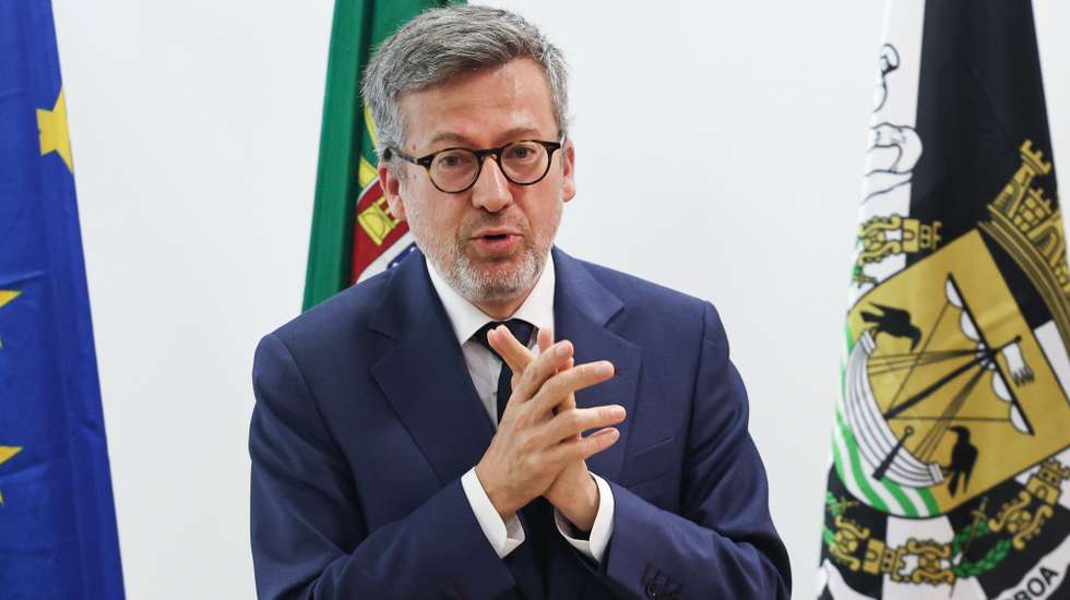 O presidente da Câmara Municipal de Lisboa, Carlos Moedas, discursa na cerimónia de inauguração do Espaço Energia Lisboa Clara, em Lisboa, 11 de abril de 2025. O Espaço Energia Lisboa Clara, passa a integrar a Rede Espaço Energia. São balcões de apoio ao cidadão em matéria de eficiência energética, reabilitação urbana, autoconsumo, energia renovável e literacia energética, criados no âmbito do Plano de Recuperação e Resiliência (PRR) e operacionalizados pela ADENE – Agência para a Energia, oferecem atendimento personalizado e gratuito, ajudando as famílias a reduzir consumos, melhorar o conforto das suas habitações e aceder a apoios na área da energia. ANTÓNIO COTRIM/LUSA