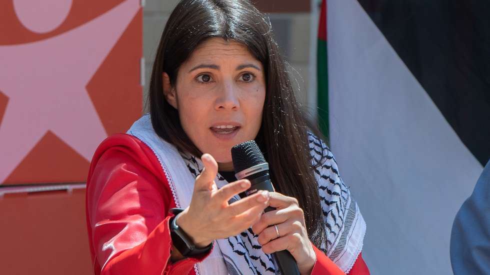 A coordenadora do Bloco de Esquerda (BE), Mariana Mortágua, durante uma ação de campanha no âmbito da campanha eleitoral para as eleições legislativas, que decorreu na Faculdade de Letras da Universidade do Porto, 15 de maio de 2025. RUI MANUEL FARINHA/LUSA