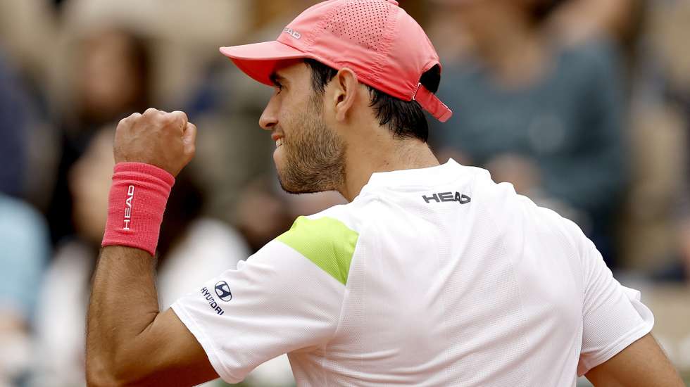 epa12140811 Nuno Borges of Portugal celebrates a point during his Men's 2nd round match against Casper Ruud of Norway at the French Open Grand Slam tennis tournament at Roland Garros in Paris, France, 28 May 2025.  EPA/YOAN VALAT