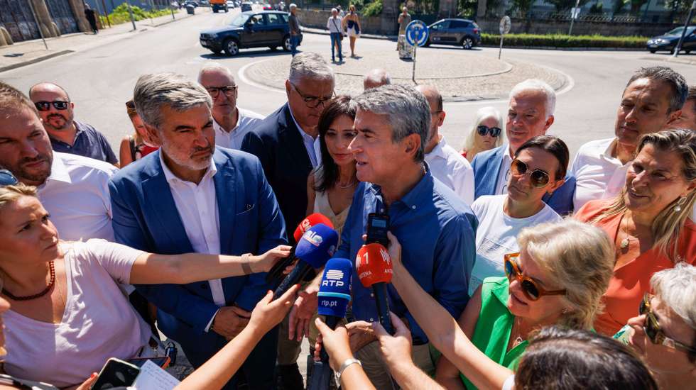 O secretário-geral do Partido Socialista (PS), José Luís Carneiro (C), fala aos jornalistas, durante um passeio por Chaves, inserido na rota Estrada Nacional 2 (EN2), entre Chaves e Faro, “Pela Coesão e Valorização do Território”, para "ouvir e dar voz a Portugal", entre os dias 25 e 29 de agosto, em Chaves, 25 de agosto de 2025. PEDRO SARMENTO COSTA/LUSA
