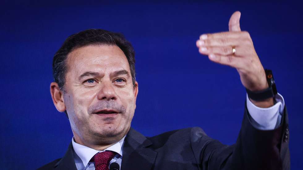 O primeiro-ministro, Luís Montenegro, discursa durante o encerramento da Rangel Logistics Summit, em Lisboa, 04 de novembro de 2025. RODRIGO ANTUNES/LUSA