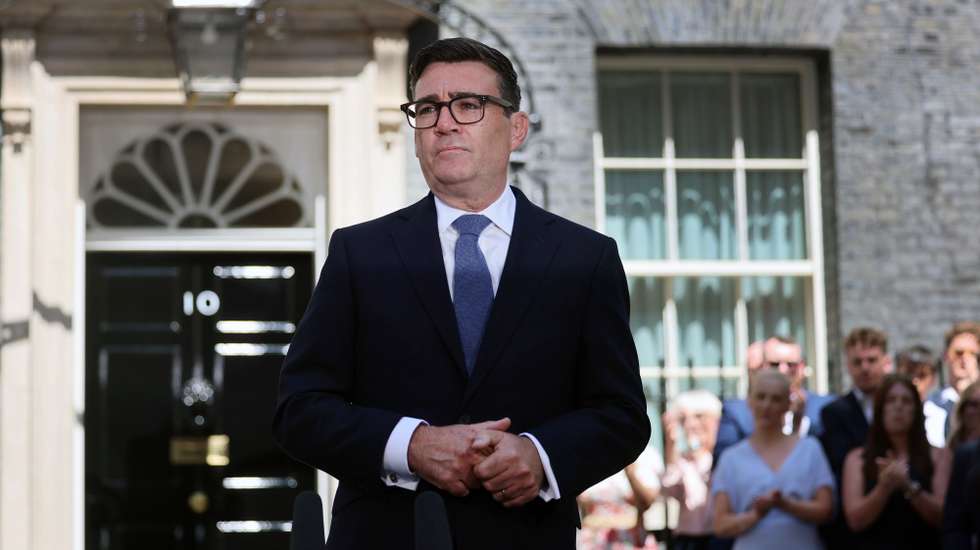 epa13123504 New British Prime Minister Andy Burnham delivers a speech outside 10 Downing Street in London, Britain, 20 July 2026. Burnham became British Prime Minister after Keir Starmer resigned.  EPA/ANDY RAIN
