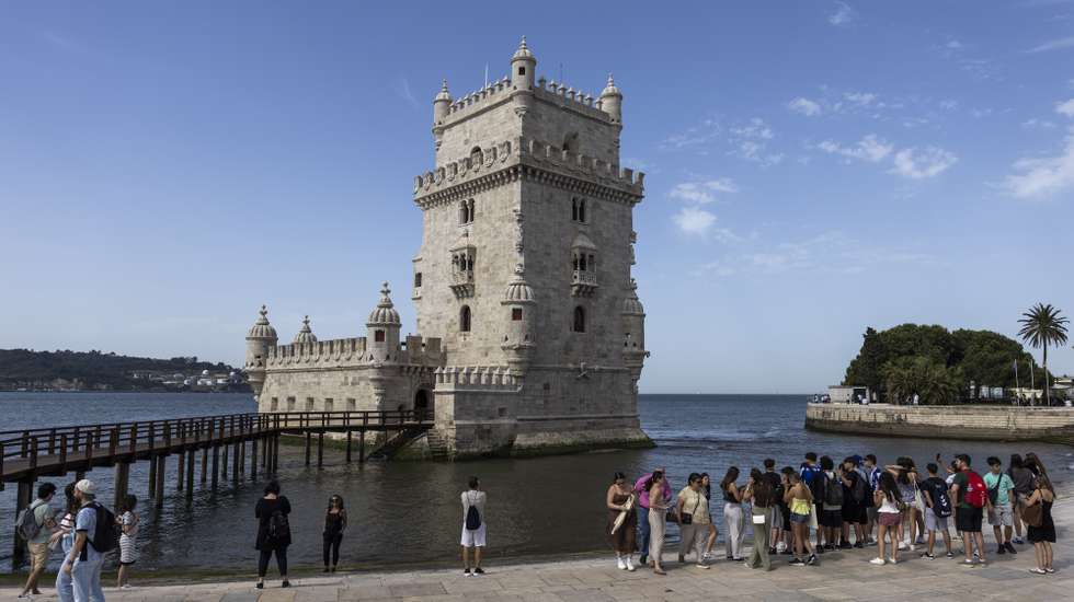 Turistas passeiam junto à Torre de Belém, monumento que reabre no dia 27 de maio após uma intervenção de conservação e restauro realizada no âmbito do Programa de Recuperação e Resiliência (PRR) e terá uma limitação de 900 visitantes por dia, em Lisboa, 26 de maio de 2026. JOSÉ SENA GOULÃO/LUSA