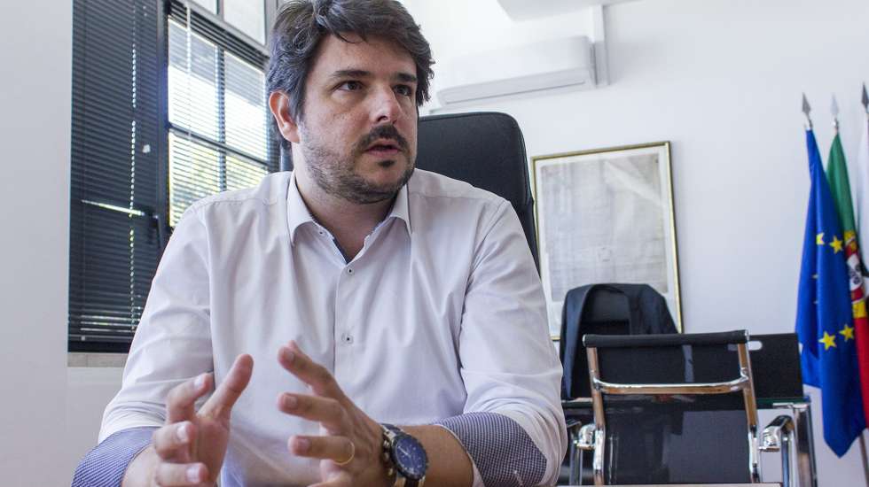 Luís Newton suspendeu o mandato de deputado, mas continua a ser líder da bancada na AML