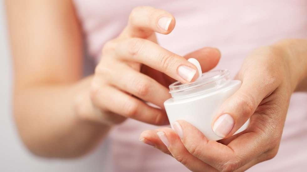 Cerca de 97% dos cosméticos notificados continham BMHCA, uma fragrância sintética proibida, que pode prejudicar o sistema reprodutor e causar irritação na pele