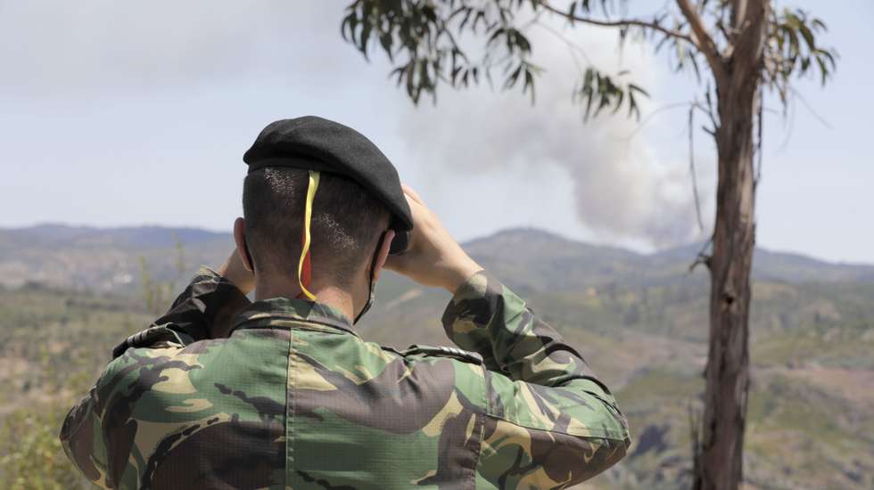 Um militar participa numa ação de patrulhamento do Exército