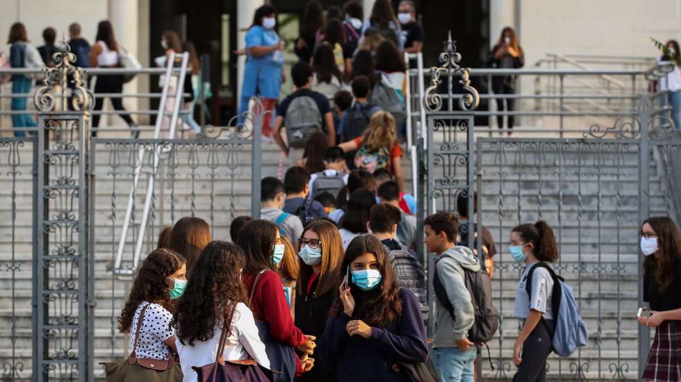 Alunos juntam-se à porta da Escola Secundária Infanta Dona Maria, no dia que assinala o regresso às aulas, com as regras no contexto de pandemia da Covid-19, em Coimbra, 17 de setembro de 2020. PAULO NOVAIS/LUSA
