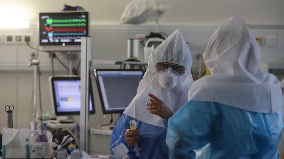 Enfermeiras preparam a medicação de vários pacientes na Unidade de Cuidados Intensivos Covid 19 do Hospital Santa Maria em Lisboa, 27 de outubro de 2020. A urgência dedicada aos casos suspeitos de covid-19 do Hospital Santa Maria, em Lisboa, reflete a evolução da pandemia em Portugal com doentes a avolumarem-se à porta para realizar o teste e no interior a capacidade quase esgotada. O medo de perder o emprego leva muitos doentes com covid-19 a esconderem que estão infetados e a continuar a trabalhar, disseminando a doença que, nesta fase, começa a ser um caso também social e que leva a muitos internamentos no Santa Maria. (ACOMPANHA TEXTO DA LUSA DE 30 DE OUTUBRO DE 2020) TIAGO PETINGA/LUSA