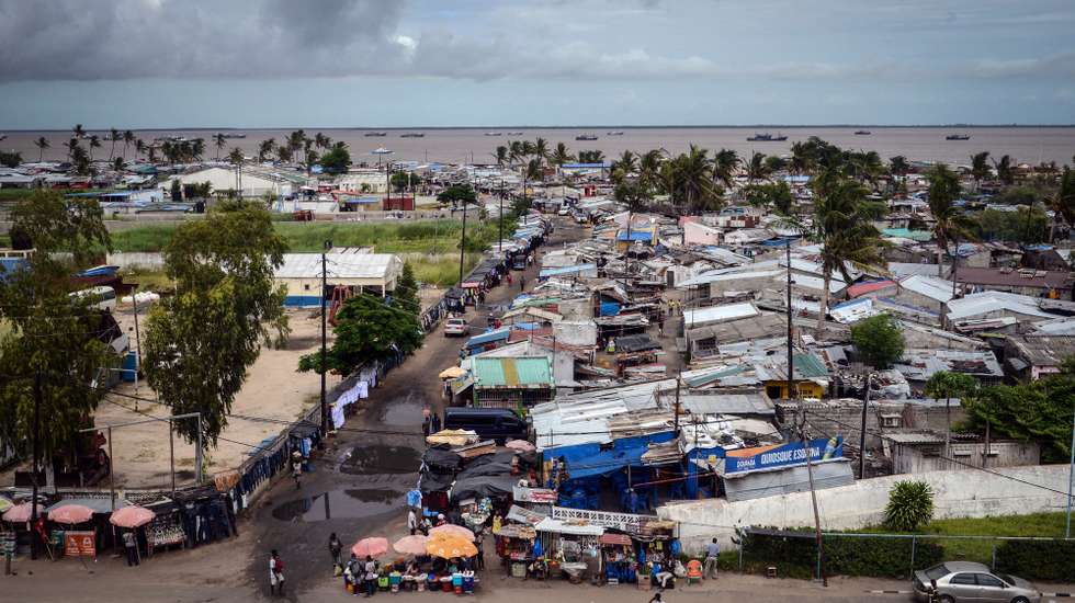 Bairro da Costa Nova afetado pelo ciclone Idai, Beira, Moçambique, 26 de fevereiro de 2020. A proteção costeira é a prioridade dos investimentos a realizar na cidade da Beira, centro de Moçambique, para prevenir novas ameaças naturais, quase um ano após o ciclone Idai. ANTÓNIO SILVA/LUSA