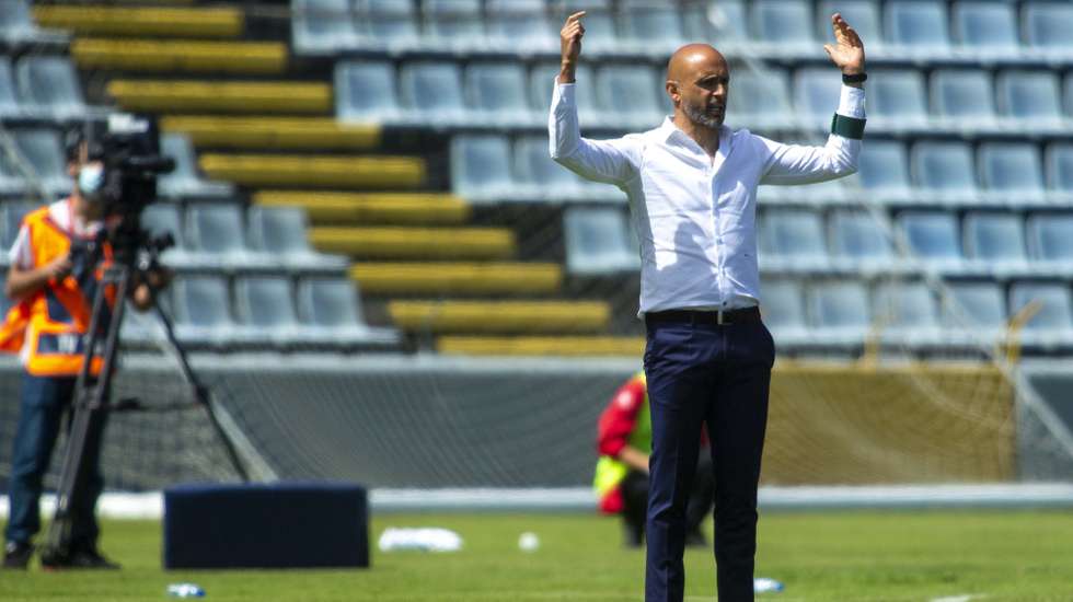 Miguel Cardoso, treinador do Rio Ave, durante o jogo da Primeira Liga de Futebol, disputado com o Santa Clara no Estádio de São Miguel em Ponta Delgada, 11 de maio de 2021. EDUARDO COSTA/LUSA