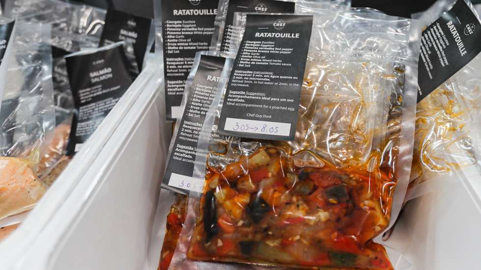 Uma refeição de 'ratatouille' embalada, no restaurante G's Bistro, que tem serviço 'take away', em Almancil, Loulé, 05 de maio de 2020. No Algarve há 'take away' e entregas para todos os gostos e carteiras, desde comida 'gourmet' a vegan ou pasta fresca. (ACOMPANHA TEXTO DO DIA 09 DE MAIO DE 2020). LUÍS FORRA/LUSA