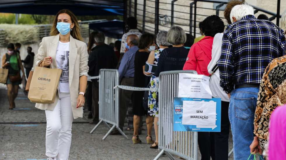 Pessoas aguardam em fila para serem vacinadas contra a covid-19 no Parque Desportivo Carlos Queiróz em Carnaxide, 5 de julho de 2021. MANUEL DE ALMEIDA/LUSA