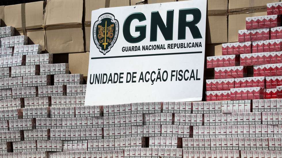 Quase dois milhões de cigarros de contrabando apreendidos pela Unidade de Ação Fiscal da GNR em Montalegre (Vila Real), numa operação que envolveu buscas a um local de apoio a uma organização criminosa, nas instalações do Destacamento de Ação Fiscal de Coimbra, 20 de maio de 2019. PAULO NOVAIS/LUSA
