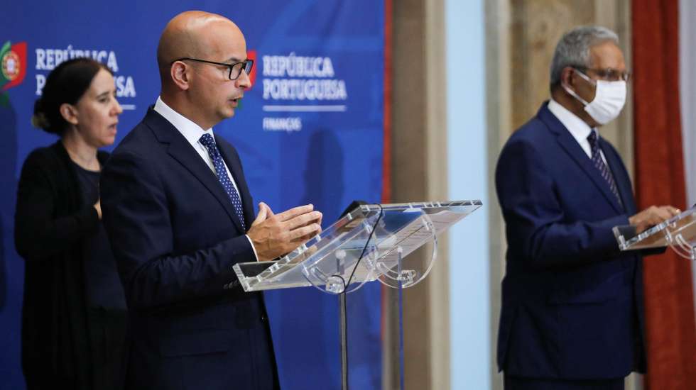 O ministro de Estado e das Finanças, João Leão (E), e o ministro do Planeamento, Nelson de Souza (D), durante a cerimónia de assinatura dos Acordos de Financiamento e de Empréstimo, relativos ao Mecanismo de Recuperação e Resiliência, entre Portugal e a Comissão Europeia, esta tarde no Ministério das Finanças em Lisboa, 26 de julho de 2021.  MIGUEL A. LOPES/LUSA