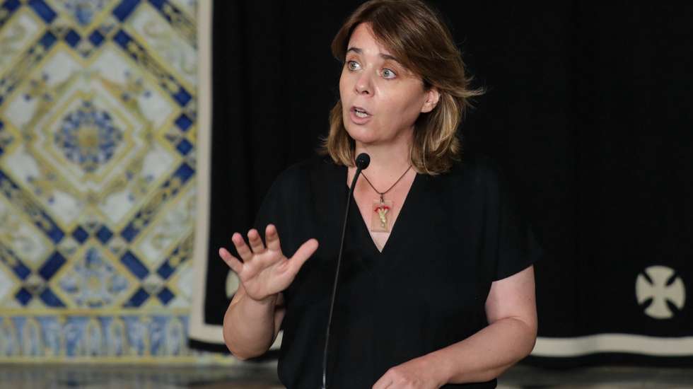 A porta-voz do Bloco de Esquerda (BE), Catarina Martins, fala aos jornalistas após uma audiência com o Presidente da República, Marcelo Rebelo de Sousa (ausente da fotografia), no Palácio de Belém, em Lisboa, 27 de julho de 2021. O Presidente da República, Marcelo Rebelo de Sousa, começou esta segunda-feira a receber os partidos políticos com assento parlamentar em encontros que se estendem até quarta-feira. MIGUEL A. LOPES/LUSA