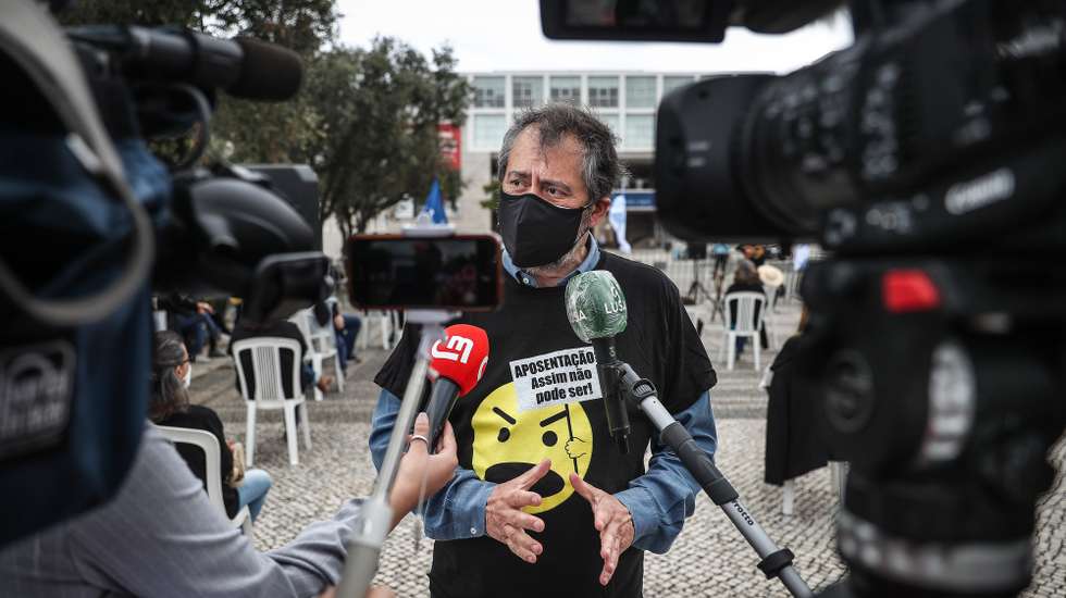 O secretário-geral da Federação Nacional Dos Professores (Fenprof), Mário Nogueira, fala aos jornalistas durante a manifestação com o objetivo de alertar para o envelhecimento dos profissionais docentes, junto ao Centro Cultural de Belém onde decorre a reunião do Conselho de Ministros, em Lisboa, 13 de maio de 2021. MÁRIO CRUZ/LUSA