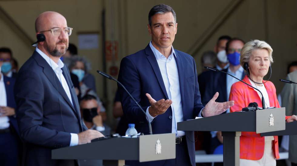 epa09423141 Spanish Prime Minister Pedro Sanchez (C), President of the European Council, Charles Michel (3R), and European Commision President, Ursula von der Leyen (L), hold a joint press conference during their visit to the reception center for European citizens and Afghan collaborators evacuated from Kabul, in Torrejon de Ardoz, Madrid, Spain, 21 August 2021.  EPA/Juan Carlos Hidalgo