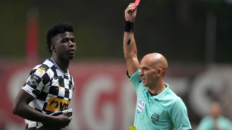 Jackson Porozo do Boavista é expulso pelo árbitro Luis Godinho durante o jogo entre o Sporting de Braga e o Boavista a contar para a Primeira Liga de Futebol realizado no Estádio Municipal de Braga, 21 de abril de 2021. HUGO DELGADO/LUSA